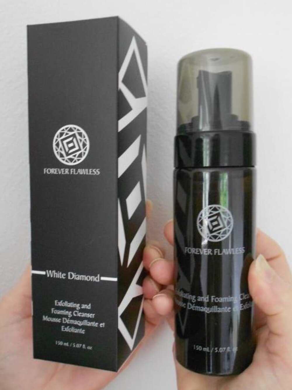 FOREVER FLAWLESS WHITE DIAMOND-EXFOLIATING & FOAMING CLEANSER-5.07 oz/150 ml-NEW